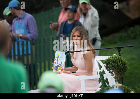 Washington, USA. 17. April 2017. Washington DC, 17. April 2017, USA: First Lady Melania Trump liest den Besuchern auf dem South Lawn des weißen Hauses für die 139. jährliche Easter Egg Roll und Veranstaltung in Washington DC. Foto von Patsy Lynch/Alamy Live-Nachrichten Stockfoto