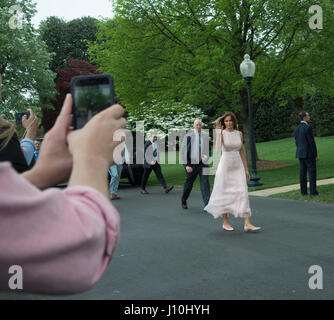 Washington, USA. 17. April 2017. Washington DC, 17. April 2017, USA: Präsident Donald J Trump und First Lady Melania Trump begrüßen die Besucher auf dem South Lawn des weißen Hauses für die 139. jährliche Easter Egg Roll und Veranstaltung in Washington DC. Foto von Patsy Lynch/Alamy Live-Nachrichten Stockfoto