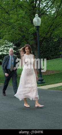 Washington, USA. 17. April 2017. Washington DC, 17. April 2017, USA: Präsident Donald J Trump und First Lady Melania Trump begrüßen die Besucher auf dem South Lawn des weißen Hauses für die 139. jährliche Easter Egg Roll und Veranstaltung in Washington DC. Patsy Lynch/Alamy Live-Nachrichten Stockfoto