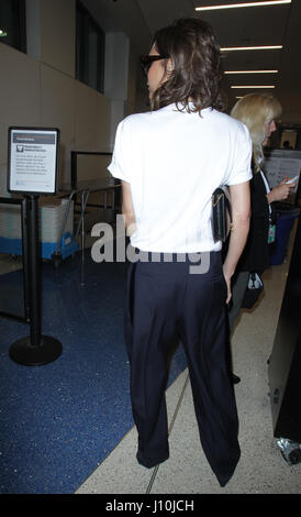 Los Angeles, Ca, USA. 17. April 2017. Victoria Beckham am LAX Flughafen zum 43. Geburtstag in Los Angeles, Kalifornien am 17. April 2017 sehen. Bildnachweis: John Misa/Media Punch/Alamy Live-Nachrichten Stockfoto