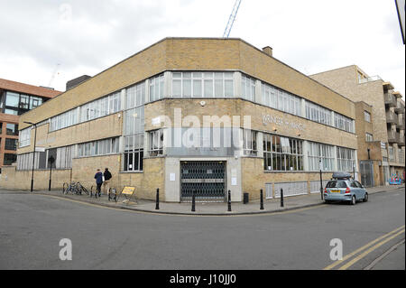 London, UK. 17. April 2017. Foto aufgenommen am 17. April 2017 zeigt die Gesamtansicht der Mangle E8 Diskothek nach eine vermuteten starke Säure in East London, Großbritannien angreifen. Mindestens 12 Personen erlitt Verbrennungen durch eine mutmaßliche starke Säure angreifen, wie etwa 600 Feiernden aus ein Ost-London-Club, evakuiert wurden örtliche Polizei sagte am Montag. Bildnachweis: Xinhua/Alamy Live-Nachrichten Stockfoto