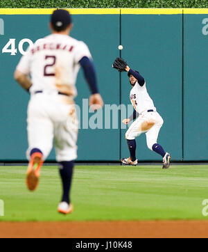 Houston, TX, USA. 17. April 2017. Houston Astros Center Fielder George Springer (4) fängt einen Fly Ball in der 5. während das MLB-Spiel zwischen den Los Angeles Angels und der Houston Astros im Minute Maid Park in Houston, Texas. John Glaser/CSM/Alamy Live-Nachrichten Stockfoto