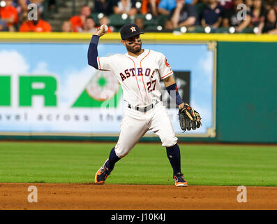 Houston, TX, USA. 17. April 2017. Houston Astros zweiter Basisspieler Jose Altuve (27) macht bei werfen zuerst ein out im 5. Inning während der MLB-Spiel zwischen den Los Angeles Angels und die Houston Astros im Minute Maid Park in Houston, Texas. John Glaser/CSM/Alamy Live-Nachrichten Stockfoto