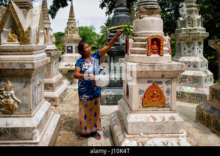 Nakhon Nayok, Thailand. 17. April 2017. Siri, eine Thai-Frau Bauer, segnet die Chedi wo sich die Asche ihrer Verwandten nach einer Zeremonie befinden zu Ehren der Toten während Songkran 2017 Festlichkeiten in Nakhon Nayok, Thailand Credit: Lee Craker/Alamy Live News Stockfoto