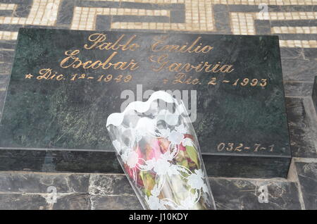 Medellin, Kolumbien. 7. März 2017. Blumen auf das Grab von Pablo Escobar, ein Drogenbaron getötet im Jahr 1993 in Medellin, Kolumbien, 7. März 2017. Die Stadt ist nach den grausamen Drogenkrieg der 1990er Jahre fast zur Normalität zurückgekehrt. Foto: Georg Ismar, Dpa/Alamy Live News Stockfoto