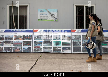 Sarayunga, Ecuador. 13. April 2017. Zwei chinesische Mitarbeiter vorbeigehen Sinohydro Firma Lager von Minas-San Francisco-Wasserkraft-Projekt in Sarayunga, in der Provinz Azuay, Ecuador, am 13. April 2017. Chinas Sinohydro Bureau 8 Co., Ltd. beauftragt, bauen die Minas-San Francisco-Wasserkraft-Projekt mit einer installierten Leistung von 275 MW. Es wird voraussichtlich Ende 2017 in Betrieb genommen werden. Bildnachweis: Santiago Armas/Xinhua/Alamy Live-Nachrichten Stockfoto