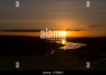 Baldersdale, Teesdale, County Durham UK. 18. April 2017. Großbritannien Wetter. Es war frostig aber bunter Start in den Tag, als die Sonne über den Blackton und Jury Stauseen in den North Pennines heute Morgen aufging. Bildnachweis: David Forster/Alamy Live-Nachrichten Stockfoto