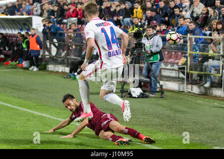 17. April 2017: Alexandru Balasa #14 von FCSB Bukarest und Mario Camora #45 von CFR Cluj-Napoca während der LPF - Fußball rumänischen Ligue 1 Orange 2016-2017 Play-Off Spiel zwischen CFR Cluj-Napoca und FCSB Bukarest in Cluj-Napoca, Rumänien ROU. Foto: Cronos/Manases Sandor Stockfoto