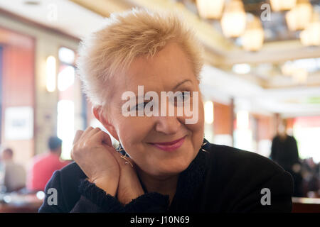 Prag, Tschechische Republik. 11. April 2017. Tschechische Sopranistin Eva Urbanova verleiht einem Interview CTK in Prag, Tschechische Republik, 11. April 2017. Bildnachweis: Michal Kamaryt/CTK Foto/Alamy Live-Nachrichten Stockfoto