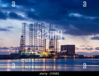 Hartlepool Kernkraftwerk und in der Lage, UK drydock bei Sonnenaufgang von Teesmouth National Nature Reserve, greatham Creek in der Nähe von Hartlepool, Großbritannien Stockfoto