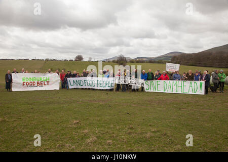 Damhead, Schottland. 17. April 2017. Speichern Sie Jims Farm: Objekt, das die Entwicklung der Pentland Studios auf landwirtschaftlichen Flächen. Rund 100 Menschen aus dem ganzen Lothians, Brothers und Fife versammelten sich am Ostermontag an ihre lokalen Farm von Entwicklung zu retten. Bildnachweis: Gabriela Antosova/Alamy Live-Nachrichten Stockfoto