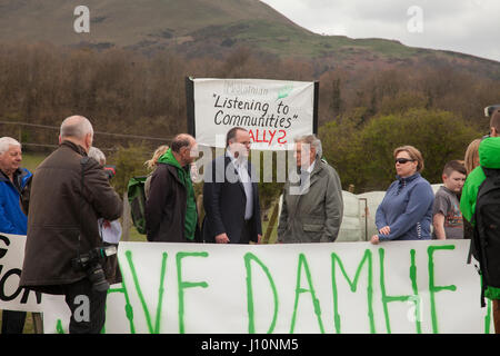 Damhead, Schottland. 17. April 2017. Speichern Sie Jims Farm: Objekt, das die Entwicklung der Pentland Studios auf landwirtschaftlichen Flächen. Rund 100 Menschen aus dem ganzen Lothians, Brothers und Fife versammelten sich am Ostermontag an ihre lokalen Farm von Entwicklung zu retten. Bildnachweis: Gabriela Antosova/Alamy Live-Nachrichten Stockfoto