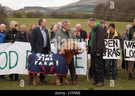 Damhead, Schottland. 17. April 2017. Speichern Sie Jims Farm: Objekt, das die Entwicklung der Pentland Studios auf landwirtschaftlichen Flächen. Rund 100 Menschen aus dem ganzen Lothians, Brothers und Fife versammelten sich am Ostermontag an ihre lokalen Farm von Entwicklung zu retten. Bildnachweis: Gabriela Antosova/Alamy Live-Nachrichten Stockfoto