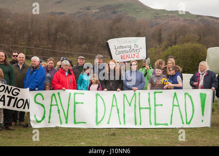 Damhead, Schottland. 17. April 2017. Speichern Sie Jims Farm: Objekt, das die Entwicklung der Pentland Studios auf landwirtschaftlichen Flächen. Rund 100 Menschen aus dem ganzen Lothians, Brothers und Fife versammelten sich am Ostermontag an ihre lokalen Farm von Entwicklung zu retten. Bildnachweis: Gabriela Antosova/Alamy Live-Nachrichten Stockfoto