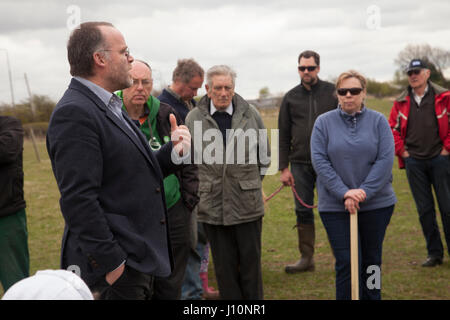 Damhead, Schottland. 17. April 2017. Speichern Sie Jims Farm: Objekt, das die Entwicklung der Pentland Studios auf landwirtschaftlichen Flächen. Rund 100 Menschen aus dem ganzen Lothians, Brothers und Fife versammelten sich am Ostermontag an ihre lokalen Farm von Entwicklung zu retten. Bildnachweis: Gabriela Antosova/Alamy Live-Nachrichten Stockfoto