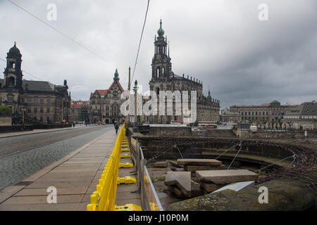 Der Augustus-Brücke ist für normale Traffoc auf der 19. April 2017 in Dresden, Deutschland, 18. April 2017 ausgeschlossen. Ab heute können keine Autos oder Motorräder die 100 Jahre alte Struktur übergeben, die die Elbe aus die Residenz zum Goldenen Reiter Denkmal umfasst. Nach der Stadtrat die geplante zweijährige erlauben 23-Millionen-Euro-Restauration nur Fußgänger, Straßenbahnwagen, Einsatzfahrzeuge und Taxis in der Zukunft passieren. Die Stadt will die Brücke mit einer Künstler-Flair mit der Brücke in Prag als Vorbild zu beleben. Foto: Arno Burgi/Dpa-Zentralbild/dpa Stockfoto