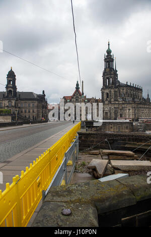 Der Augustus-Brücke ist für normale Traffoc auf der 19. April 2017 in Dresden, Deutschland, 18. April 2017 ausgeschlossen. Ab heute können keine Autos oder Motorräder die 100 Jahre alte Struktur übergeben, die die Elbe aus die Residenz zum Goldenen Reiter Denkmal umfasst. Nach der Stadtrat die geplante zweijährige erlauben 23-Millionen-Euro-Restauration nur Fußgänger, Straßenbahnwagen, Einsatzfahrzeuge und Taxis in der Zukunft passieren. Die Stadt will die Brücke mit einer Künstler-Flair mit der Brücke in Prag als Vorbild zu beleben. Foto: Arno Burgi/Dpa-Zentralbild/dpa Stockfoto