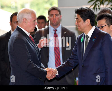 Tokio, Japan. 18. April 2017. US-Vizepräsident Mike Pence, wird von der japanische Premierminister Shinzo Abe links, vor seiner Gespräche mit stellvertretender Ministerpräsident Taro Aso an den Ministerpräsidenten-Büro in Tokyo auf Dienstag, 18. April 2017 begrüßt. Pence kam in Japan von seinem Besuch in Südkorea zu Gesprächen erwartet, vor allem auf den Handel konzentrieren, nachdem die USA zogen sich aus einen pazifischen Handels-Pakt. Bildnachweis: Natsuki Sakai/AFLO/Alamy Live-Nachrichten Stockfoto