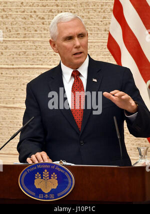 Tokio, Japan. 18. April 2017. US-Vizepräsident Mike Pence beantwortet Fragen während einer gemeinsamen Pressekonferenz nach einem amerikanisch-japanische bilaterale Gespräche im Prime Minister Büro in Tokio am Dienstag, 18. April 2017. Pence kam in Japan von seinem Besuch in Südkorea zu Gesprächen erwartet, vor allem auf den Handel konzentrieren, nachdem die USA zogen sich aus einen pazifischen Handels-Pakt. Bildnachweis: Natsuki Sakai/AFLO/Alamy Live-Nachrichten Stockfoto