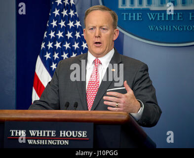 Washingon, USA. 17. April 2017. White House Pressesprecher Sean Spicer führt seine täglichen Pressebriefing in die Brady-Briefing-Room des weißen Hauses in Washington, DC am Montag, 17. April 2017. Bildnachweis: MediaPunch Inc/Alamy Live-Nachrichten Stockfoto