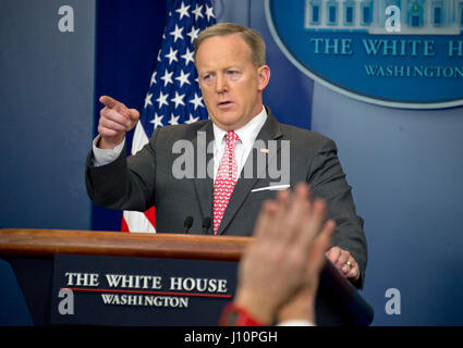 Washingon, USA. 17. April 2017. White House Pressesprecher Sean Spicer führt seine täglichen Pressebriefing in die Brady-Briefing-Room des weißen Hauses in Washington, DC am Montag, 17. April 2017. Bildnachweis: MediaPunch Inc/Alamy Live-Nachrichten Stockfoto