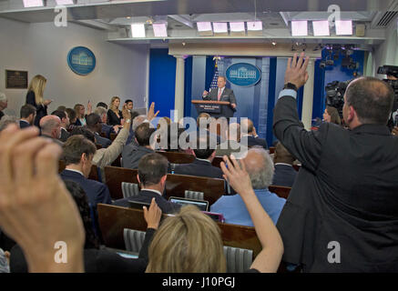 Washingon, USA. 17. April 2017. White House Pressesprecher Sean Spicer führt seine täglichen Pressebriefing in die Brady-Briefing-Room des weißen Hauses in Washington, DC am Montag, 17. April 2017. Bildnachweis: MediaPunch Inc/Alamy Live-Nachrichten Stockfoto