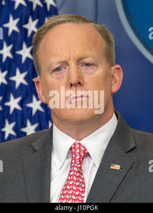 Washingon, USA. 17. April 2017. White House Pressesprecher Sean Spicer führt seine täglichen Pressebriefing in die Brady-Briefing-Room des weißen Hauses in Washington, DC am Montag, 17. April 2017. Bildnachweis: MediaPunch Inc/Alamy Live-Nachrichten Stockfoto