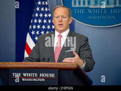 Washingon, USA. 17. April 2017. White House Pressesprecher Sean Spicer führt seine täglichen Pressebriefing in die Brady-Briefing-Room des weißen Hauses in Washington, DC am Montag, 17. April 2017. Bildnachweis: MediaPunch Inc/Alamy Live-Nachrichten Stockfoto