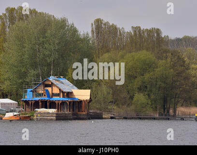 Potsdam, Deutschland. 18. April 2017. Die Wartehalle der ehemalige Seeleute Station Kongsnaes am Ufer der Havel ist Potsdam, Deutschland, 18. April 2017 wieder aufgebaut. Das Original des Holzhauses wurde durch Kaiser Wilhelm II. erhalten. Während seiner Reise in Skandinavien in Kristiana, Oslo. Es wurde 1896 zwischen Glienicker Brücke und des neuen Gartens gebaut. Entlang der vier anderen Holzhäusern ist es Teil der Seeleute Station Kongsnaes. Foto: Bernd Settnik/Dpa-Zentralbild/ZB/Dpa/Alamy Live News Stockfoto