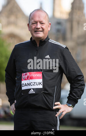 London, UK. 18. April 2017. Unabhängige MP Simon Danczuk, Rochdale, laufen für die Rochdale Verbindungen Vertrauen. M/s Teilnahme an einem Fototermin für den Jungfrau-Geld-London-Marathon als Premierminister Theresa May Anounces ein Snap-Wahlen im Juni. Insgesamt läuft 16 m/s beim London-Marathon, die am 23. April 2017 stattfindet. © Bettina Strenske/Alamy Live-Nachrichten Stockfoto