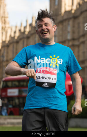 London, UK. 18. April 2017. Jon Ashworth MP, Labour, Leicester Süd, für die National Association for Children of Alcoholics ausgeführt. M/s Teilnahme an einem Fototermin für den Jungfrau-Geld-London-Marathon als Premierminister Theresa May Anounces ein Snap-Wahlen im Juni. Insgesamt läuft 16 m/s beim London-Marathon, die am 23. April 2017 stattfindet. © Bettina Strenske/Alamy Live-Nachrichten Stockfoto