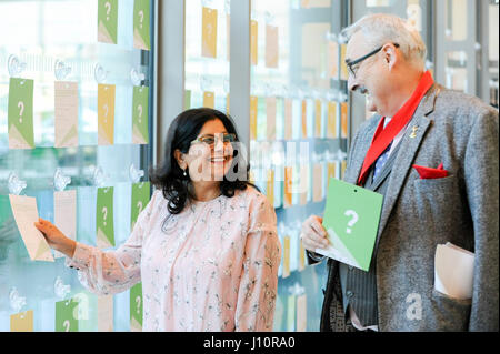 London, UK.  18. April 2017.  (L, R) Lokale Bewohner Priya Mandavia und Cllr Richard Cotton, stellvertretender Bürgermeister von Camden an der Presse Anzeigen von "Offen für Entdeckungen", die erste große Ausstellung am Francis Crick Institut in St. Pancras.  Die Ausstellung findet einen detaillierten Blick auf bahnbrechende Entdeckungen in einem Spektrum von Forschungsgebieten, wie Grippe, Krebs und Tuberkulose.   Bildnachweis: Stephen Chung / Alamy Live News Stockfoto