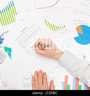 Geschäftsmann, arbeiten mit Finanzdaten - Nahaufnahme Schuss Stockfoto