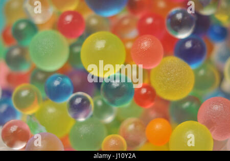 Rote Kugeln. Kleine gel Ball. Silica Gel. Kugeln aus rotem Hydrogel. Textur  Hintergrund Stockfotografie - Alamy