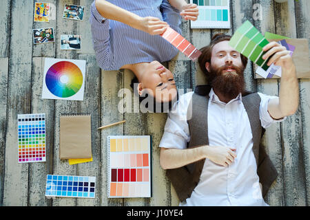 Co-Working-Designer mit Farbfeldern, die Auswahl der Farben für innen Stockfoto