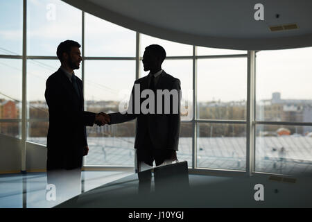 Business Partner Handshake nach Vertragsunterzeichnung Stockfoto