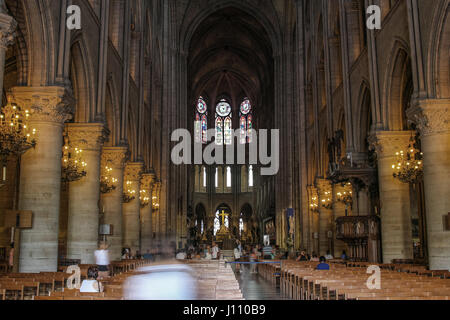 Paris, Frankreich - 3. Juli 2015: Besucher im Inneren von Notre Dame in Paris Frankreich, zeigt Hochaltar Stockfoto