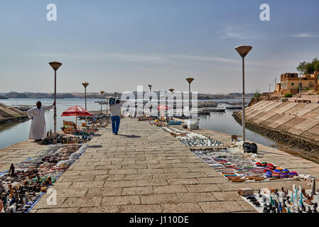 Händler und Boote am Steg warten auf Touristen in Philae, Assuan, Ägypten, Afrika Stockfoto