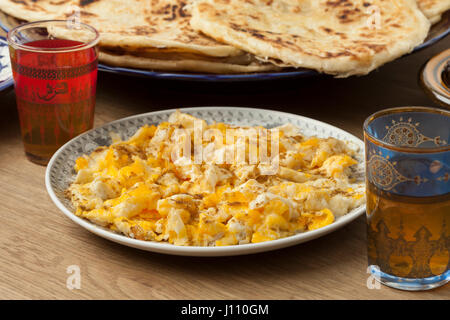 Traditionelles marokkanisches Frühstück mit Rührei, Pfannkuchen und Pfefferminztee Stockfoto