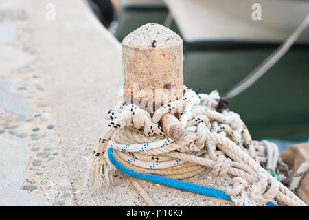 Holzpfosten mit Liegeplätzen für Boote und Schiffe zu binden Seile Stockfoto