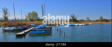 Idylle am See Pfäffikon. Segelboote am Ufer des Sees Pfäffikon. Frühlingstag in Auslikon. Stockfoto