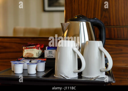 Tee und Kaffee in einem Hotelzimmer. Stockfoto