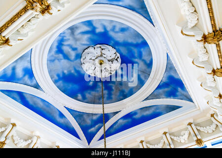 Wolken und blauer Himmel gemalt an der Decke von einem reich verzierten Landhaus, Herrenhaus. Stockfoto