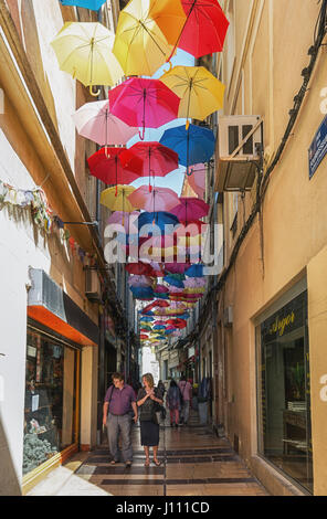 Avignon, Frankreich, 9. September 2016: Regenschirm Straße im historischen Zentrum von Avignon in Frankreich Stockfoto