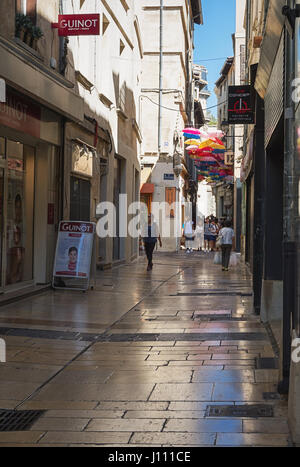 Avignon, Frankreich, 9. September 2016: Regenschirm Straße im historischen Zentrum von Avignon in Frankreich Stockfoto