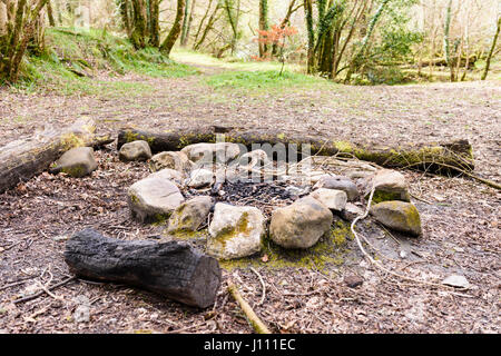 Steinen gebildet in einen Kreis für ein Lagerfeuer im Wald. Stockfoto