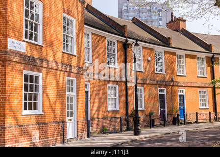 Klassische britische Halbmond mit restaurierten viktorianischen roten Ziegeln Häuser auf einer Ortsstraße in Denny Crescent, Kennington, Lambeth, London Stockfoto