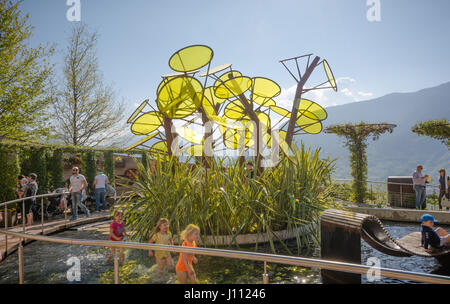 Die Meraner Gärten von Schloss Trauttmansdorff: Ein einzigartiges Projekt - die Gärten sind einer der renommiertesten botanischen Gärten Italiens - Meran-Italien. Stockfoto