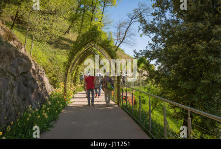 Die Meraner Gärten von Schloss Trauttmansdorff: Ein einzigartiges Projekt - die Gärten sind einer der renommiertesten botanischen Gärten Italiens - Meran-Italien. Stockfoto