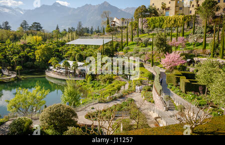 Die Meraner Gärten von Schloss Trauttmansdorff: Ein einzigartiges Projekt - die Gärten sind einer der renommiertesten botanischen Gärten Italiens - Meran-Italien. Stockfoto